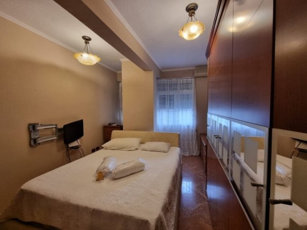 Tirane, jepet me qera apartament 2+1+Ballkon Kati 4, 100 m² 750 € (Qender)