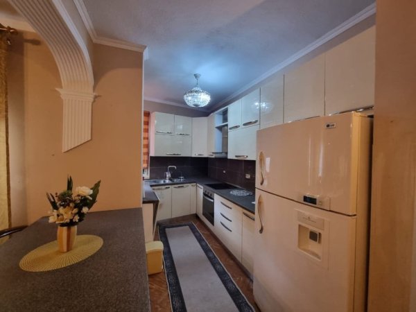 Tirane, jepet me qera apartament 2+1+Ballkon Kati 4, 100 m² 750 € (Qender)