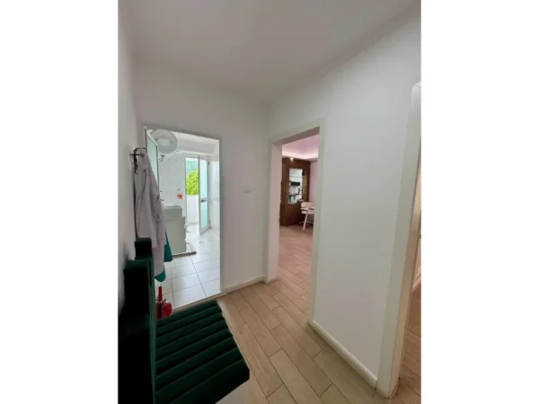 Tirane, jepet me qera ambjent biznesi Kati 2, 66 m² 800 € (Vasil Shanto)