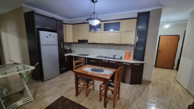 Tirane, jepet me qera apartament 2+1 Kati 2, 107 m² 600 € (JEPET ME QERA APARTAMENT 2+1 NE ASTIR TE RRETHI.)