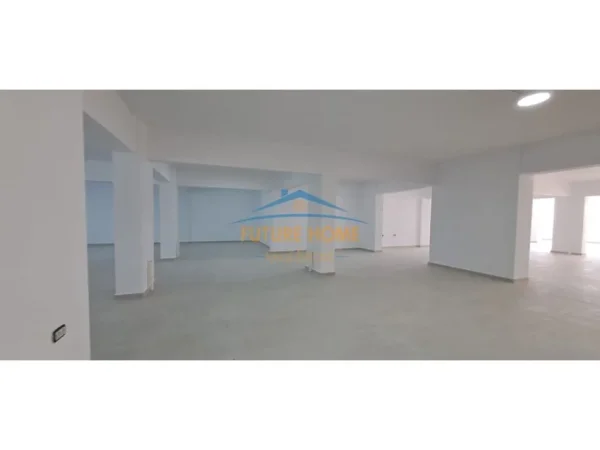 Tirane, jepet me qera ambjent biznesi Kati 1, 980 m² 6.500 € (Laprake)