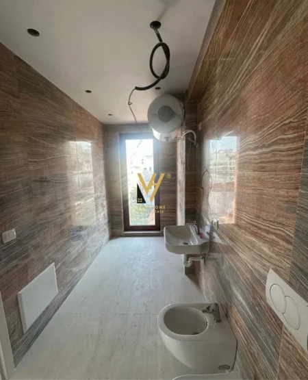 Tirane, jepet me qera zyre Kati 5, 156 m² 2.500 € (RRUGA E KAVAJES)