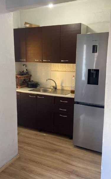 Tirane, shitet apartament 1+1 Kati 3, 60 m² 90.000 € ( SHITET OKAZION APARTAMENT 1+1 NE LAPRAKË, PRANË FUSHËS – VETËM 90.000€)