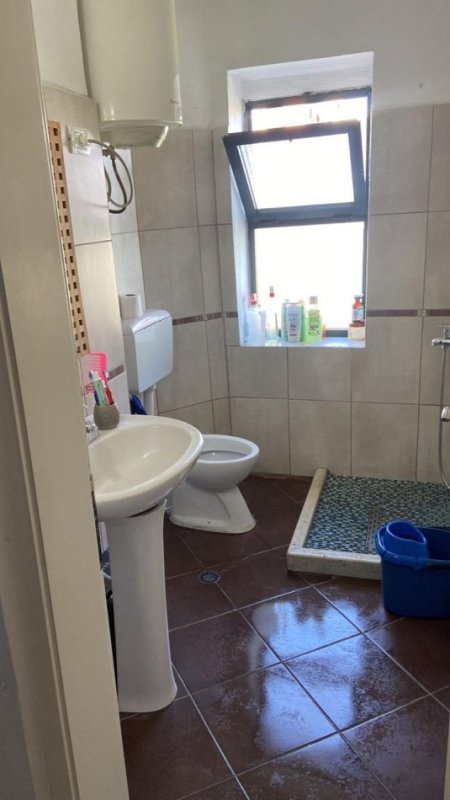 Tirane, shitet apartament 1+1 Kati 3, 60 m² 90.000 € ( SHITET OKAZION APARTAMENT 1+1 NE LAPRAKË, PRANË FUSHËS – VETËM 90.000€)