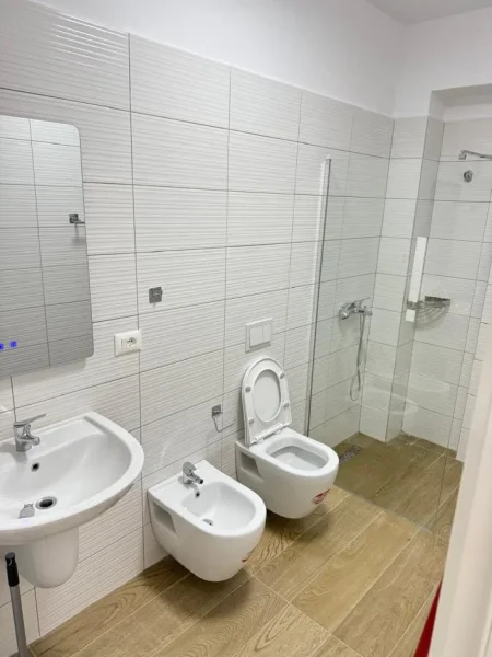 Tirane, jepet me qera apartament 2+1+Aneks+Ballkon Kati 3, 125 m² 800 € (Pazari i Ri)