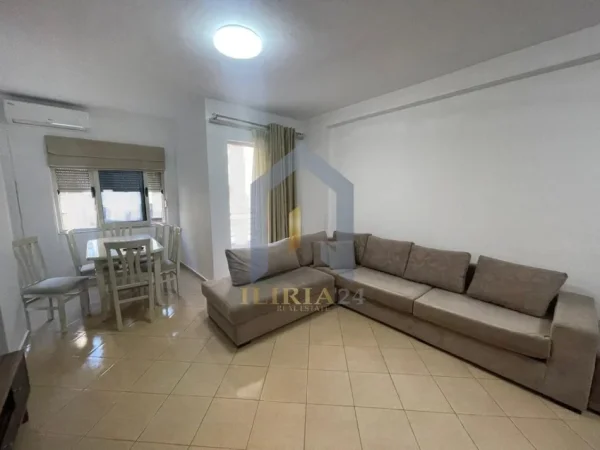 Tirane, jap me qera apartament 1+1+Ballkon Kati 4, 65 m² 370 € (Yzberisht Kompleksi Grand Gallery)