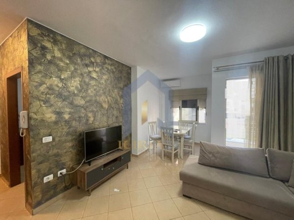 Tirane, jap me qera apartament 1+1+Ballkon Kati 4, 65 m² 370 € (Yzberisht Kompleksi Grand Gallery)