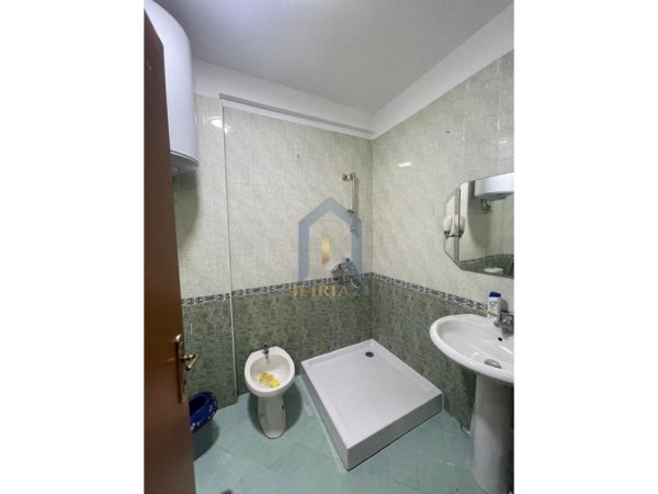 Tirane, jap me qera apartament 1+1+Ballkon Kati 4, 65 m² 370 € (Yzberisht Kompleksi Grand Gallery)