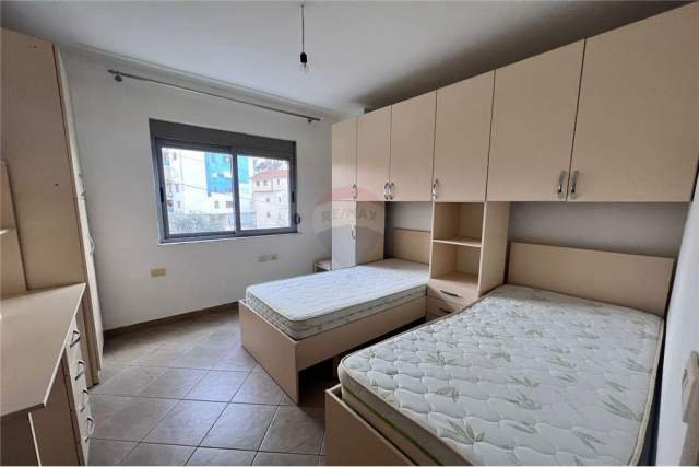 Tirane, jepet me qera apartament 2+1 Kati 3, 79 m² 300 Euro (Sotir Caci)