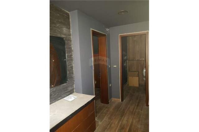 Tirane, jepet me qera ambjent biznesi Kati 0, 167 m² 2.000 Euro (Astir)