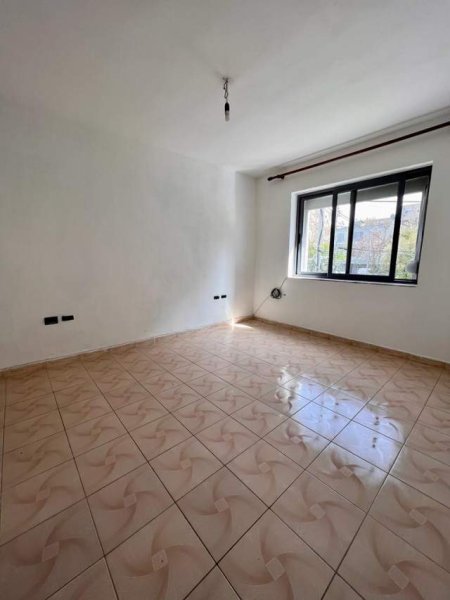 Tirane, jepet me qera apartament 1+1+BLK Kati 2, 68 m² 270 Euro (Restorant Durresi)
