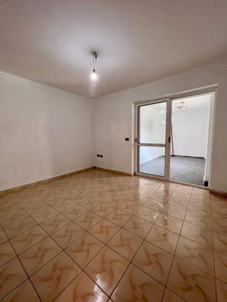 Tirane, jepet me qera apartament 1+1+BLK Kati 2, 68 m² 270 Euro (Restorant Durresi)