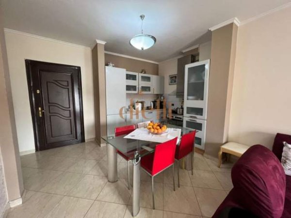 Tirane, shitet apartament 3+1 Kati 10, 140 m² 300.000 Euro (Bllok)