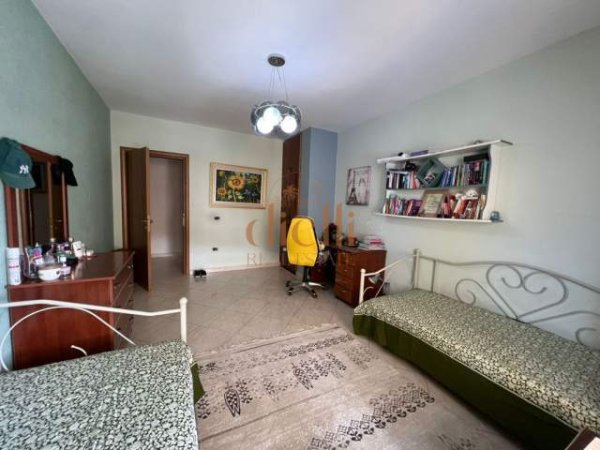 Tirane, shitet apartament 3+1 Kati 10, 140 m² 300.000 Euro (Bllok)