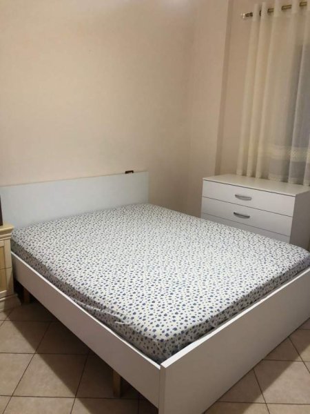 Tirane, jepet me qera apartament 1+1+BLK Kati 3, 60 m² 40.000 Leke (prapa Globe)