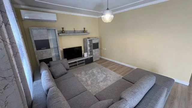 Tirane, jepet me qera Vile 117 m² 1.000 Euro (Sauk i Ri)