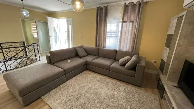 Tirane, jepet me qera Vile 117 m² 1.000 Euro (Sauk i Ri)