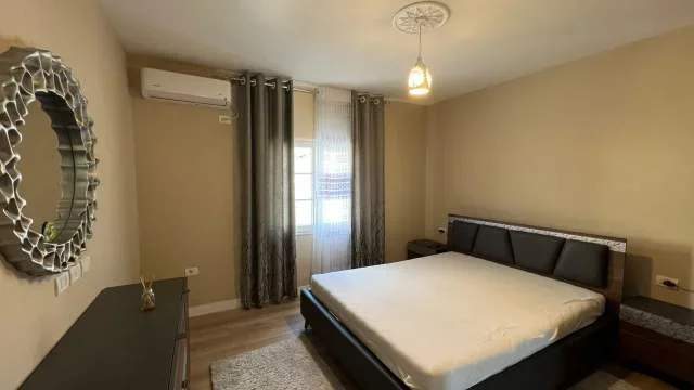 Tirane, jepet me qera Vile 117 m² 1.000 Euro (Sauk i Ri)