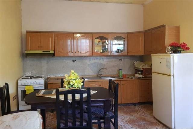 Tirane, jepet me qera apartament 2+1 Kati 2, 75 m² 300 Euro (Rruga Elbasanit)