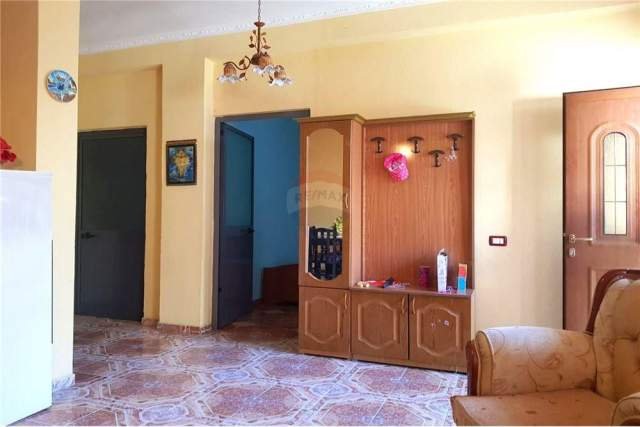 Tirane, jepet me qera apartament 2+1 Kati 1, 75 m² 300 Euro (Rruga e Elbasanit)
