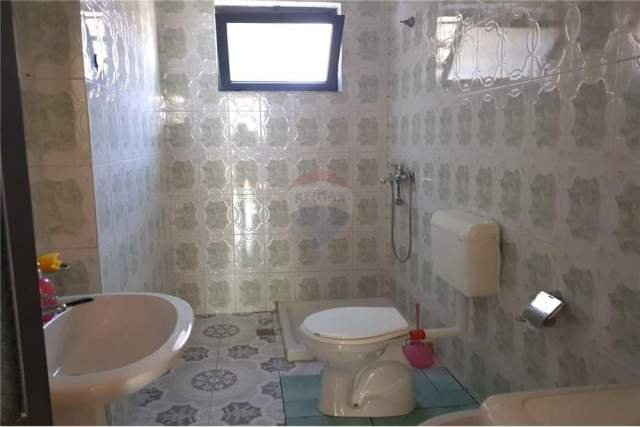 Tirane, jepet me qera apartament 2+1 Kati 1, 75 m² 300 Euro (Rruga e Elbasanit)