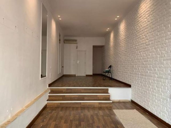 Tirane, jepet me qera dyqan Kati -1, 34 m² 700 Euro (ish ekspozita)