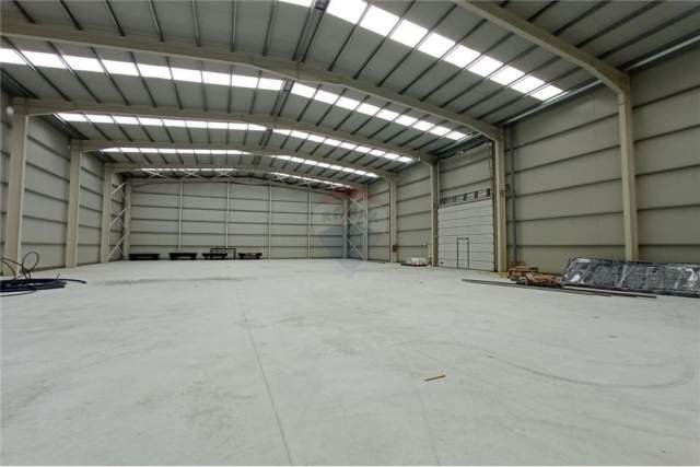 Tirane, jepet me qera magazine Kati 0, 1.520 m² 4.000 Euro (prane Teg)