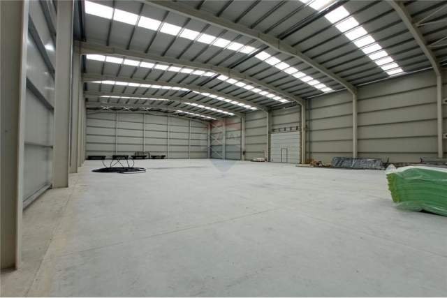 Tirane, jepet me qera magazine Kati 0, 1.520 m² 4.000 Euro (prane Teg)