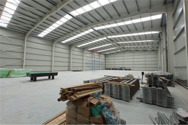 Tirane, jepet me qera magazine Kati 0, 1.520 m² 4.000 Euro (prane Teg)