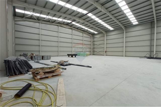 Tirane, jepet me qera magazine Kati 0, 1.520 m² 4.000 Euro (prane Teg)