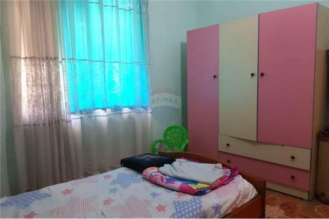 Tirane, jepet me qera apartament 2+1 Kati 2, 75 m² 300 Euro (Rruga Elbasanit)