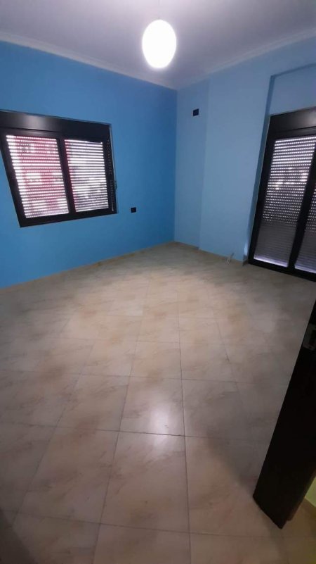 Fier, jap me qera apartament 2+1+BLK Kati 4, 104 m² 25.000 Leke (Rruga Jani Bakalli)