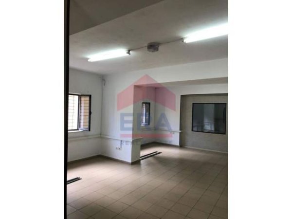 Tirane, jepet me qera ambjent biznesi Kati 1, 140 m² 750 Euro (Pazari i Ri)