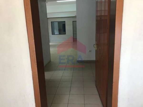 Tirane, jepet me qera ambjent biznesi Kati 1, 140 m² 750 Euro (Pazari i Ri)