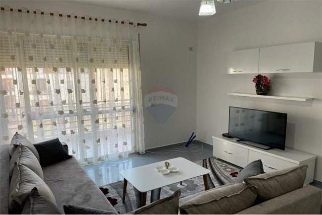 Tirane, jepet me qera apartament 2+1+BLK Kati 4, 85 m² 300 Euro (Te fresku)