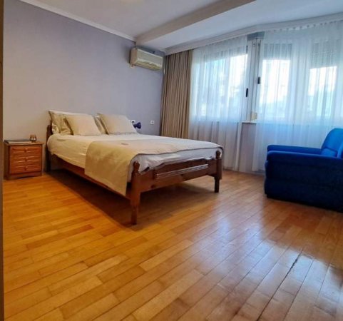 Tirane, jepet me qera apartament 1+1+BLK Kati 2, 67 m² 450 Euro (barrikada)