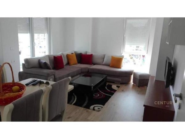 Tirane, jepet me qera apartament 2+1 500 Euro (kompleksi magnet)