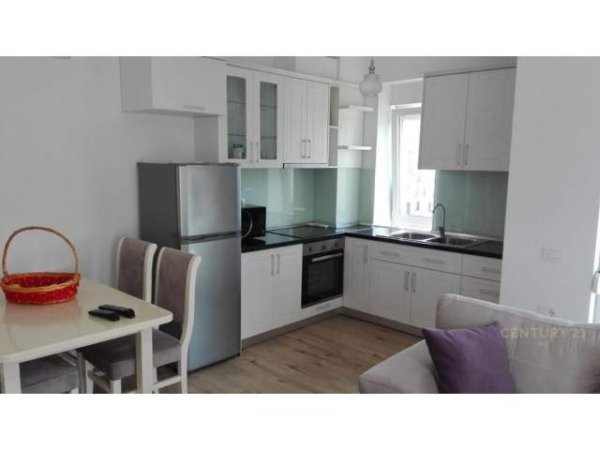 Tirane, jepet me qera apartament 2+1 500 Euro (kompleksi magnet)