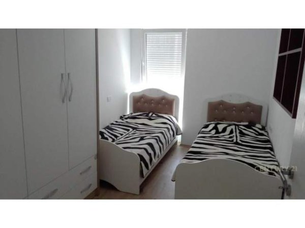 Tirane, jepet me qera apartament 2+1 500 Euro (kompleksi magnet)