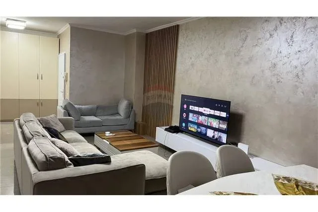 Tirane, jepet me qera apartament 2+1 110 m² 1.000 Euro