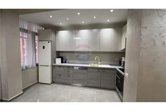 Tirane, jepet me qera apartament 2+1 110 m² 1.000 Euro