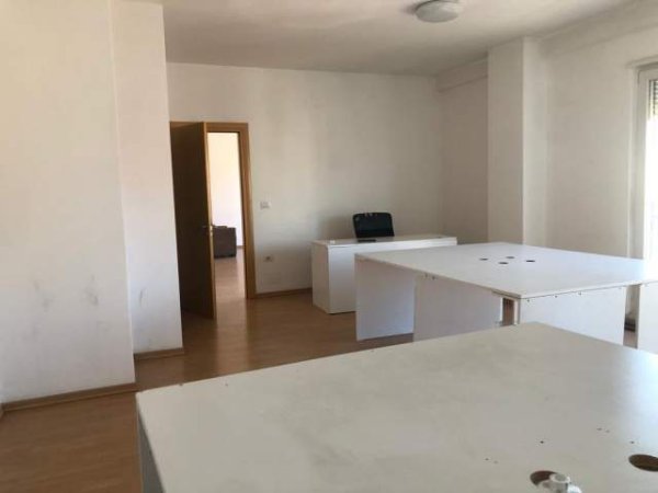 Tirane, jepet me qera apartament 4+1+BLK Kati 7, 200 m² 800 Euro (Rruga Artan Lenja)