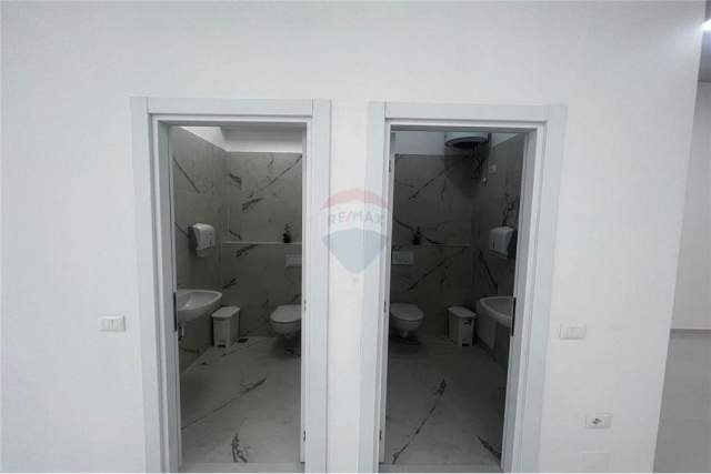 Tirane, jepet me qera ambjent biznesi Kati 1, 296 m² 2.000 Euro (Rruga e Dibres)