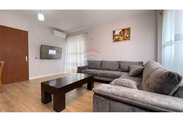 Tirane, jepet me qera apartament 1+1 Kati 4, 60 m² 450 Euro (Stacioni i Trenit)
