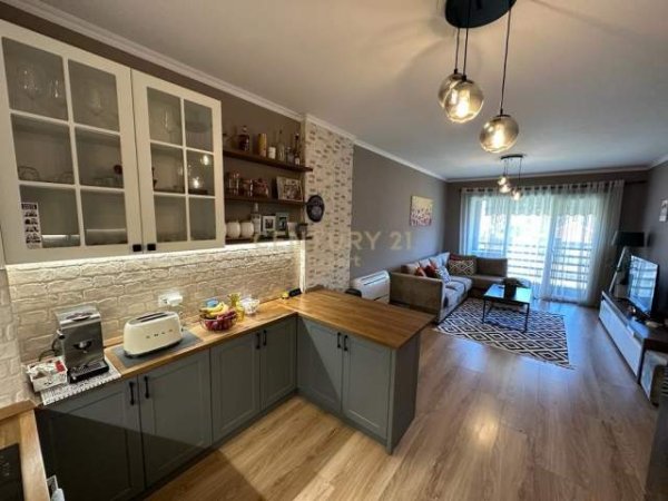 Tirane, shes apartament 2+1 Kati 3, 158.000 Euro (qender)