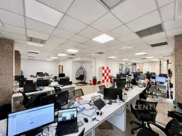 Tirane, jepet me qera ambjent biznesi Kati 1, 4.100 Euro (blloku)