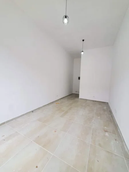 Tirane, jepet me qera ambjent biznesi Kati 1, 26 m² 270 Euro (Rruga e Dibres, direkte mbi QSUT)