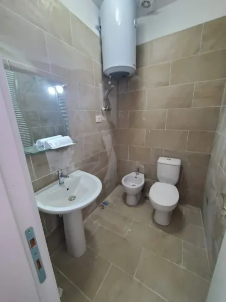 Tirane, jepet me qera ambjent biznesi Kati 1, 26 m² 270 Euro (Rruga e Dibres, direkte mbi QSUT)
