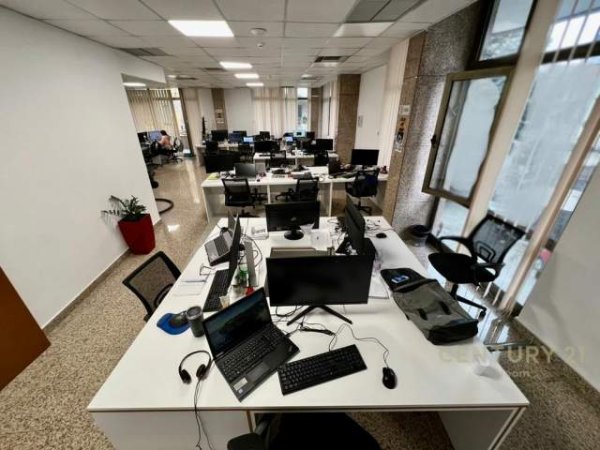 Tirane, jepet me qera ambjent biznesi Kati 1, 4.100 Euro (blloku)
