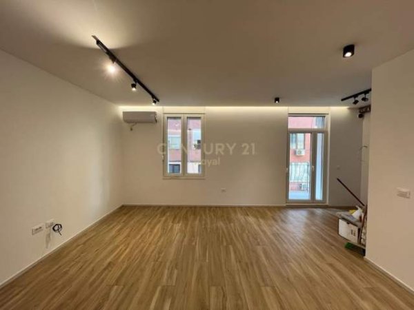 Tirane, jepet me qera ambjent biznesi Kati 2, 550 Euro (palaltet agimi)
